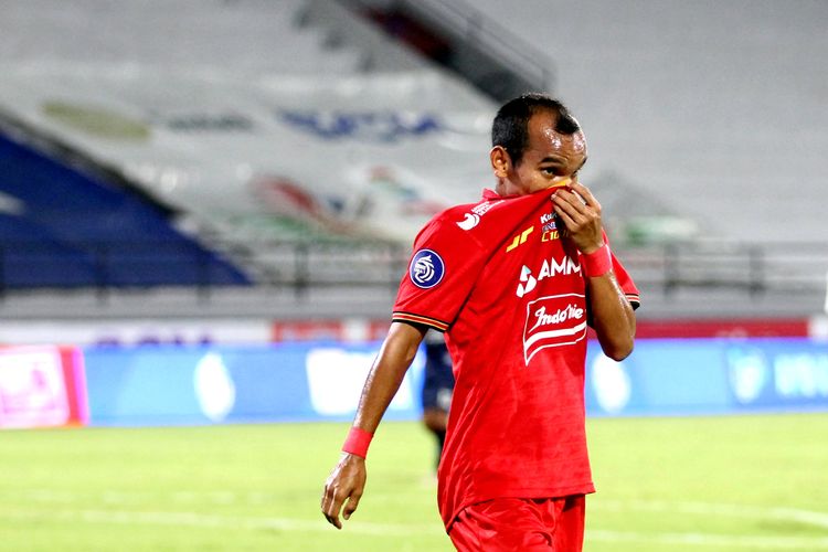 Pemain Persija Jakarta Riko Simanjuntak saat pertandingan pekan 23 Liga 1 2021-2022 melawan Arema FC yang berakhir dengan skor 1-1 di Stadion Kapten I Wayan Dipta Gianyar, Sabtu (5/2/2022) malam.