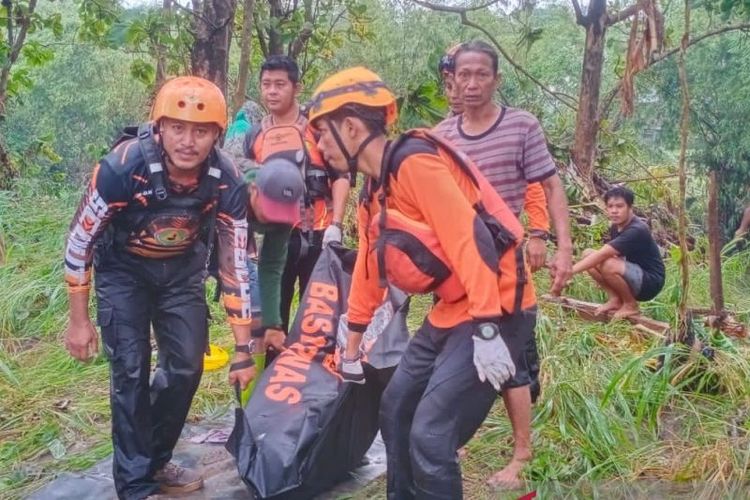 Tim SAR Parepare bersama semua unsur SAR lainnya saat evakuasi korban terseret banjir di Parepare, Kamis (2/2/2023).