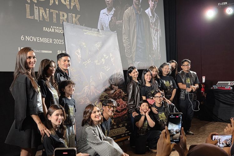 Filmakers dan cast film Sosok Ketiga: Lintrik, dalam konferensi pers di Jakarta, Kamis (9/10/2025)