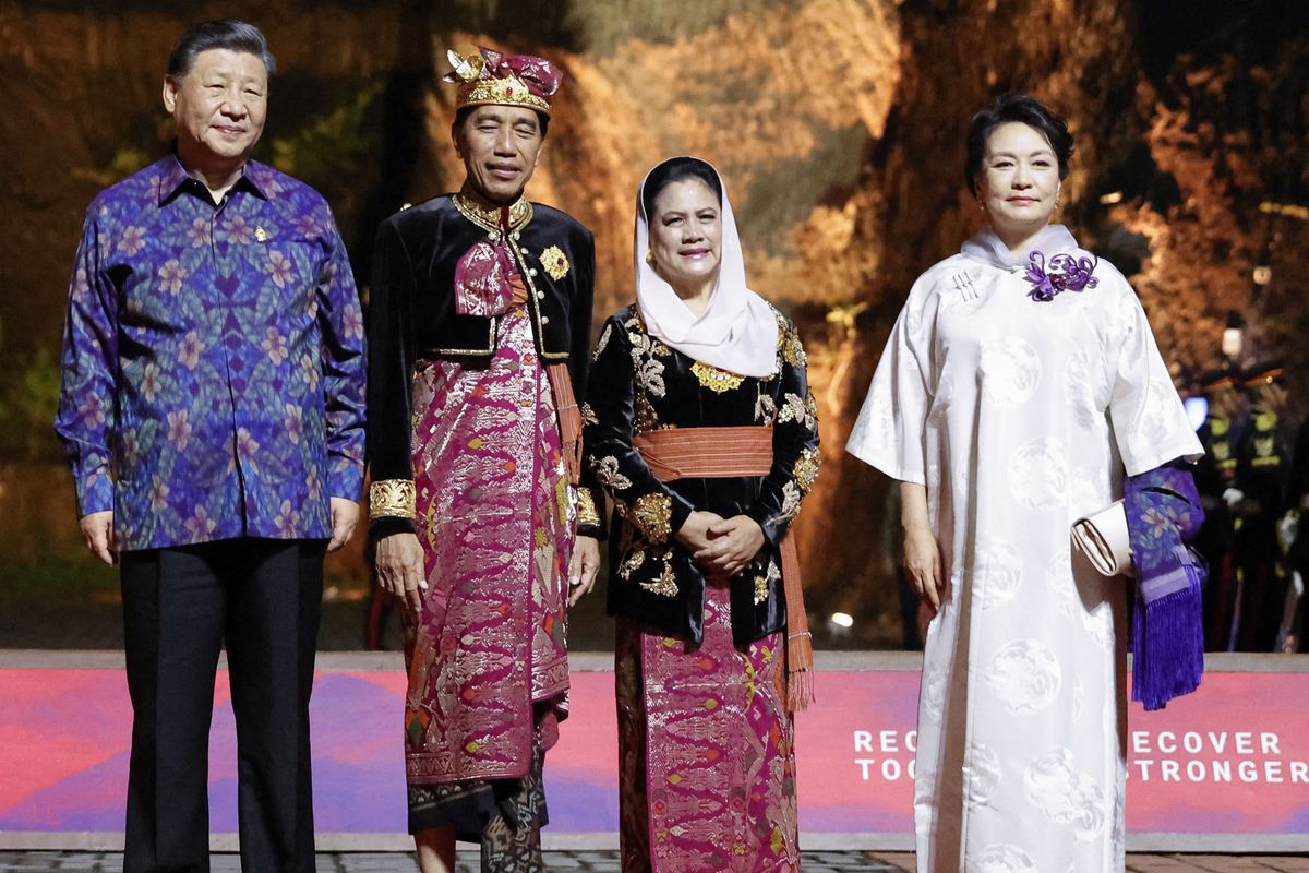 Presiden Indonesia Joko Widodo dan istri Iriana Widodo menyambut Presiden China Xi Jinping dan istri Peng Liyuan pada makan malam G20 Summit di Badung, Bali 15 November 2022. (Photo by WILLY KURNIAWAN / POOL / AFP)