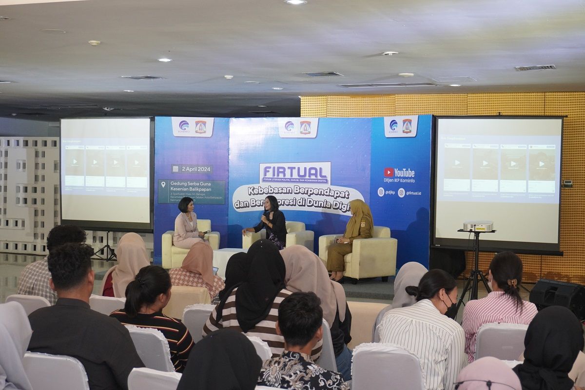 Kementerian Komunikasi dan Informatika (Kemenkominfo) mengimbau masyarakat selalu bersikap bijak di dunia digital melalui forum sosialisasi bertema ?Kebebasan Berpendapat dan Berekspresi di Dunia Digital? di Gedung Serba Guna Kesenian Balikpapan, Kota Balikpapan, Kalimantan Timur, Selasa (2/4/2024). 