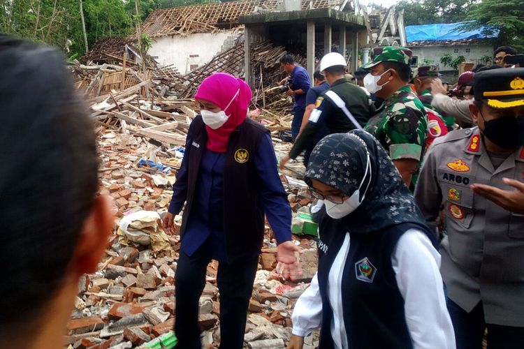 Gubernur Jawa Timur Khofifah Indar Parawansa melihat langsung lokasi ledakan bahan petasan di Dusun Sadeng, Desa Karangbendo, Kecamatan Ponggok, Kabupaten Blitar, Selasa (21/2/2023)