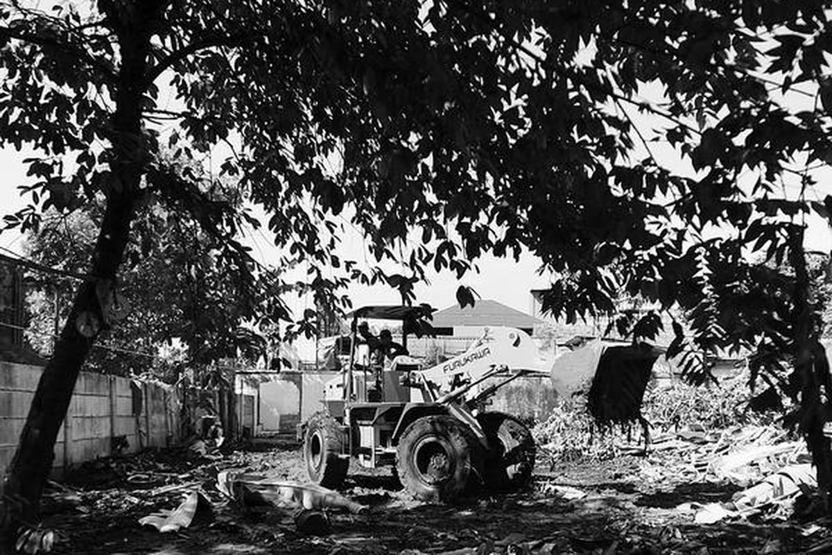 Alat berat digunakan untuk membersihkan lahan tanah milik Kedutaan Besar Malaysia di Jalan Kemang Raya, Jakarta Selatan, saat penertiban lahan tersebut dari penghuni liar, Jumat (21/5). Tidak ada perlawanan dalam penertiban lahan seluas 3.185 meter persegi tersebut.