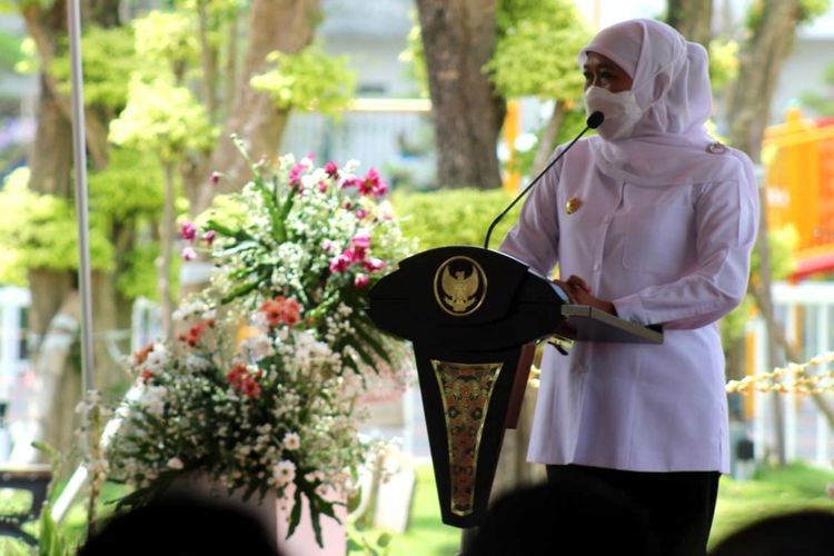 Gubernur Jawa Timur Khofifah Indar Parawansa saat menghadiri acara di alun-alun Jombang, Senin (21/2/2022).