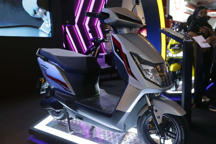 United MX-1200 dipamerkan di Indonesia International Motor Show (IIMS) 2023 di JIExpo, Kemayoran, Jakarta Pusat, Minggu (19/2/2023). United MX-1200 ditenagai motor listrik 72V dengan top power 2200W, dengan baterai jenis Graphene berkapasitas 72V21,8 Ah.