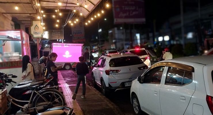 Debat Pilkada Tasikmalaya, Warga Nobar di Pinggir Jalan Samping Lokasi Acara