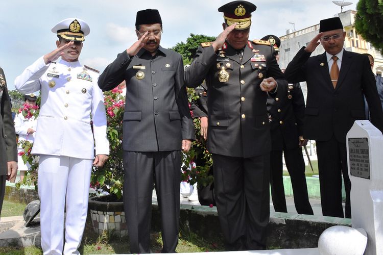 Gubernur Sumatera Utara Tengku Erry Nuradi melakukan tabur bunga di Taman Makam Pahlawan Medan, Rabu (4/10/2017).