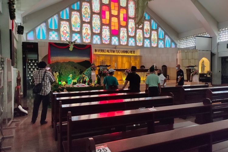 Suasana persiapan Misa Natal di Gereja Santo Barnabus Paroki Pamulang, Tangerang Selatan, Kamis (24/12/2020)