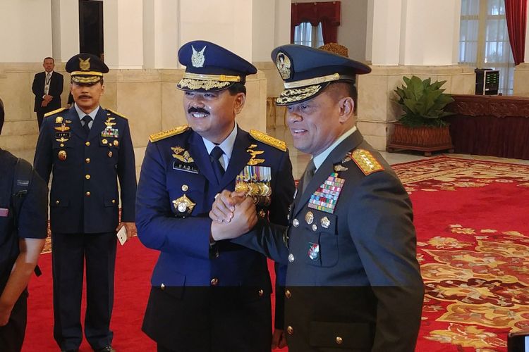 Hadi Tjahjanto dan Gatot Nurmantyo usai pelantikan Panglima TNI di Istana Negara, Jakarta, Jumat (8/12/2017).