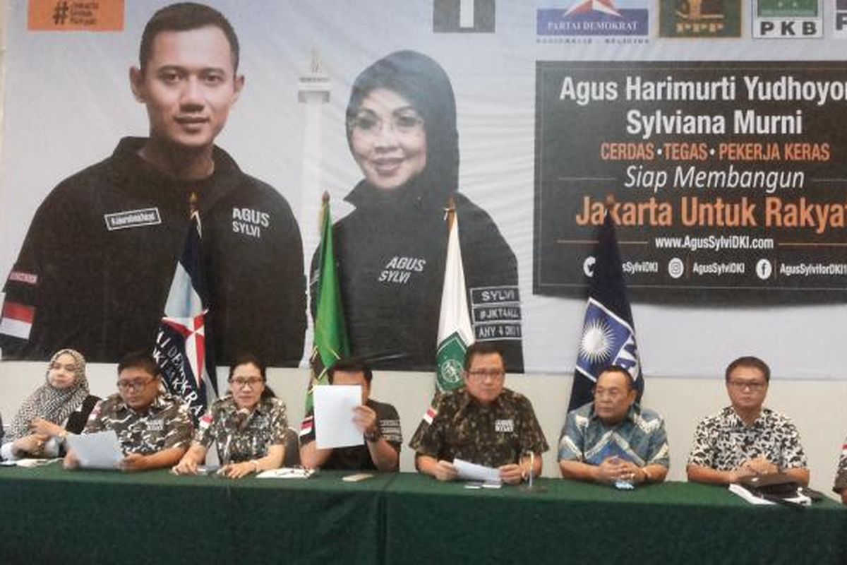 Tim kampanye pasangan calon gubernur dan calon wakil gubernur DKI Jakarta nomor satu, Agus Harimurti Yudhoyono dan Sylviana Murni saat menggelar jumpa pers menanggapi pemberitaan dugaan politik uang yang dijanjikan pasangan Agus-Sylvi Kantor DPP Partai Demokrat, Cikini, Menteng Jakarta Pusat, Senin (5/12/2016)