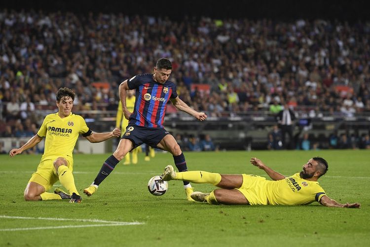 Penyerang Barcelona Robert Lewandowski beraksi dalam laga lanjutan Liga Spanyol musim 2022-2023 kontra Villarreal. Laga Barcelona vs Villarreal berlangsung di Stadion Camp Nou pada Jumat (21/10/2022) dini hari WIB.