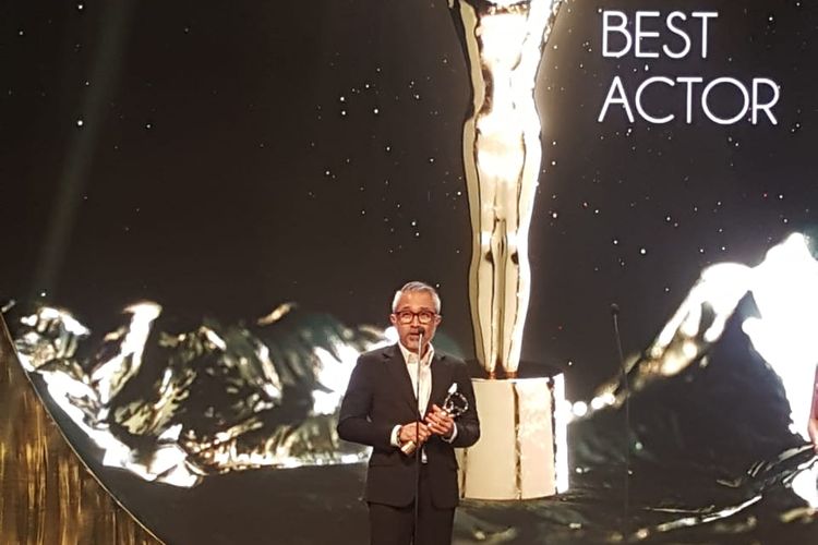 Lukman Sardi menerima penghargaan sebagai Aktor Terbaik dari ajang The 3rd Malaysia Golden Global Awards (MGGA 2019), Malaysia International Film Festival, untuk perannya dalam film 27 Steps of May karya Ravi Bharwani.