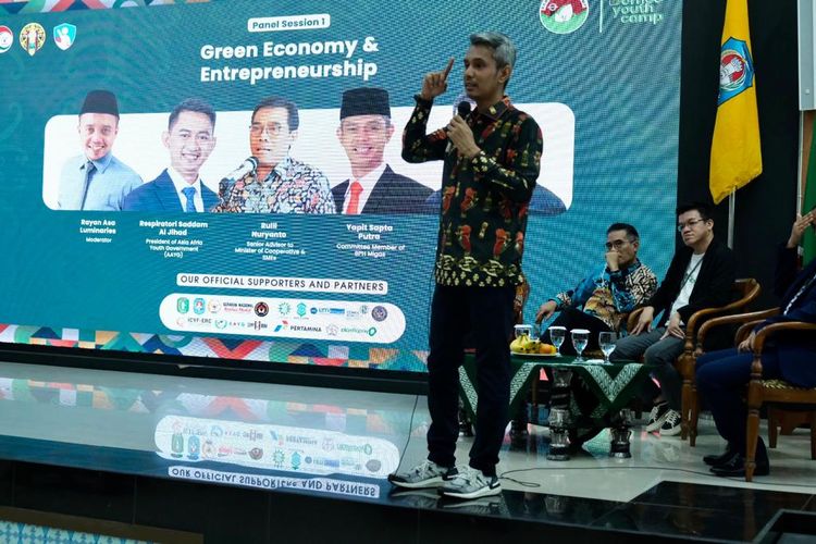 Anggota Komite BPH Migas Yapit Sapta Putra saat menjadi pembicara kegiatan Borneo Youth Camp, di Kantor Bupati Kubu Raya, Kalimantan Barat (Kalbar), Jumat (12/5/2023).
