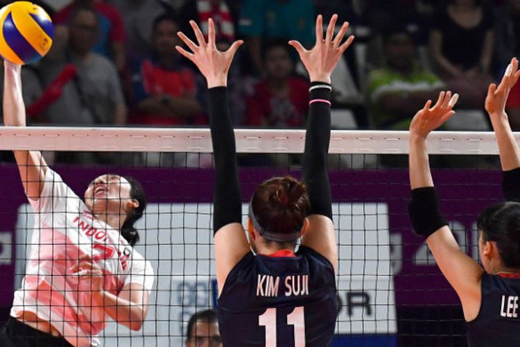 Aksi spiker Indonesia, Amalia Fajrina Nabila, di pertandingan Asian Games 2018 cabang bola voli putri melawan Korea Selatan, Rabu (29/8/2018).
