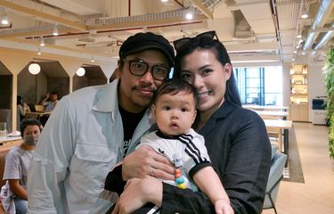 Penyanyi Sammy Simorangkir bersama sang istri Viviane dan putra mereka, Gevariel Jogi Simorangkir saat diabadikan di kawasan Thamrin, Jakarta Pusat, Rabu (13/3/2019).