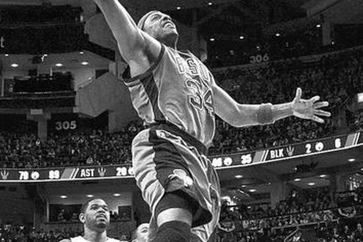 Pemain Boston Celtics, Paul Pierce, melayang tinggi saat melakukan slam dunk di jaring Toronto Raptors pada laga NBA di Toronto, Kanada, Minggu (2/1). Celtics menang 93-79.