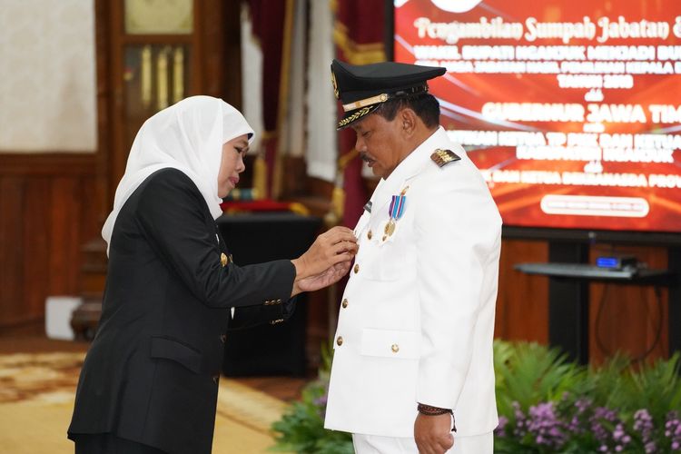 Pelantikan Bupati Nganjuk Marhaen Djumadi oleh Gubernur Jatim Khofifah Indra Parawansa di Gedung Grahadi Surabaya, Senin (10/4/2023).