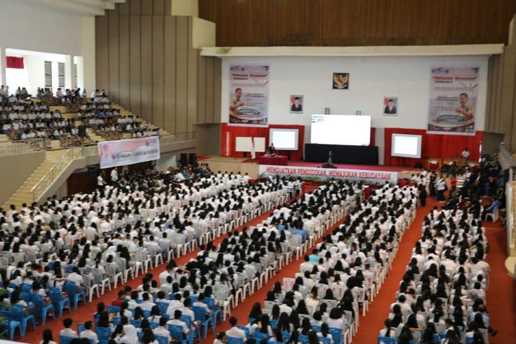 Gubernur Sulawesi Utara, Olly Dondokambey, menyampaikan materi Empat Pilar Kebangsaan dalam kegiatan Gubernur Mengajar di Kabupaten Minahasa, Rabu (2/5/2018).