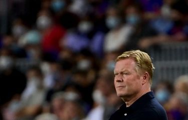 Ronald Koeman memperhatikan jalannya pertandingan antara Barcelona dan Bayern Muenchen pada matchday perdana fase grup Liga Champions 2021-2022.