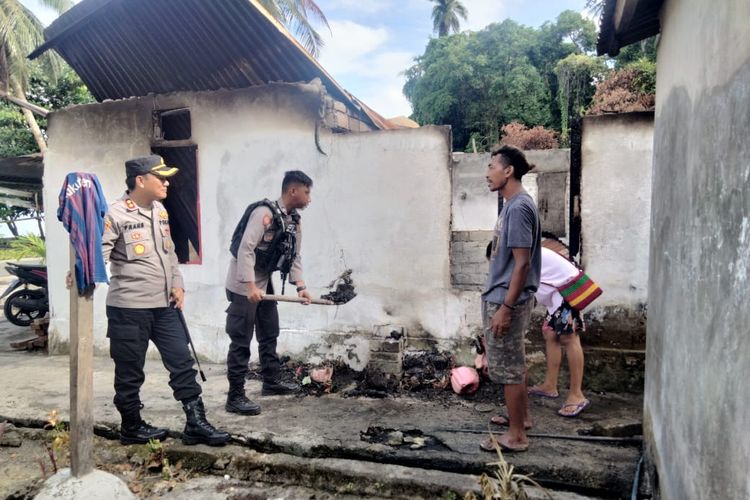 Aparat kepolisian bersama warga melakukan pembersihan di desa Ohoi Ngurdu, Kecamatan Kei Besar, Kabupaten Maluku Tenggara yang ikut terdampak bentrok warga, Kamis (17/11/2022)