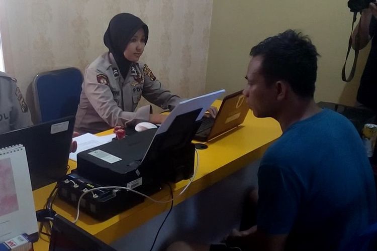 Iif Mulyono (29) pelaku perkosaan adik ipar sendiri di Prabumulih menjalani pemeriksaan di ruang PPA Polres setempat