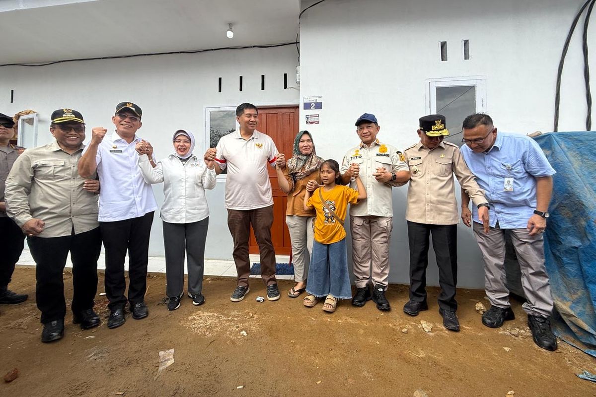 Kasatgas PRR Muhammad Tito Karnavian berfoto dengan warga penyintas bencana di depan huntap.