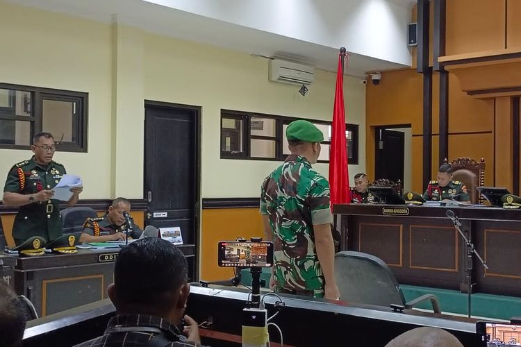 Letnan Satu (Lettu) Infantri (Inf) Ahmad Faisal selaku Komandan Kompi (Danki) Batalyon TP 834 Waka Nga Mere, dihadirkan sebagai terdakwa pertama dalam sidang kasus penganiayaan yang mengakibatkan kematian Prajurit Dua (Prada) Lucky Chepril Saputra Namo. 