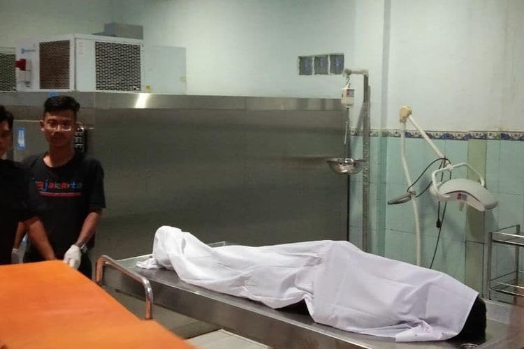 Jenazah Usman Heri (35)  ketika berada di Rumah Sakit (RS) Bhayangakara Palembang. Korban tewas lantaran menglami luka tembak dibagian leher, Minggu (28/4/2019).