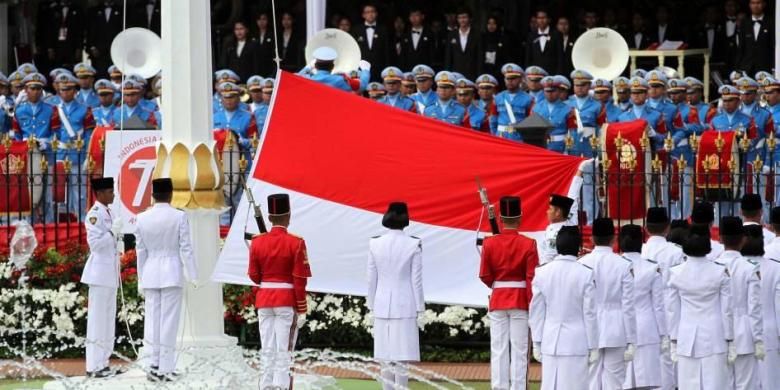 Pasukan Paskibraka bertugas menaikan Bendera Merah Putih dalam Upacara Peringatan Detik-detik Proklamasi HUT ke-70 RI di Istana Merdeka, Senin (17/8/2015).