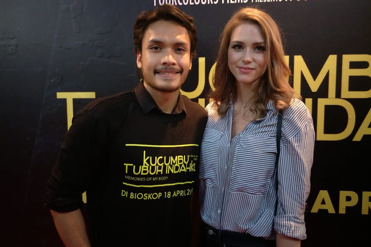 Randy Pangalila dan istrinya, Chelsey Frank dalam jumpa pers dan screening film Kucumbu Tubuh Indahku di XXI Plaza Indonesia, Thamrin, Jakarta Pusat, Senin (15/4/2019).