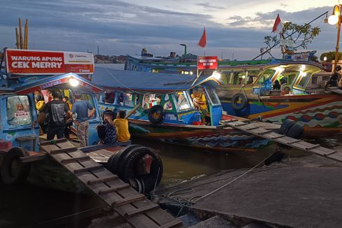 Merasakan Sensasi Santap Pempek di Warung Apung Palembang