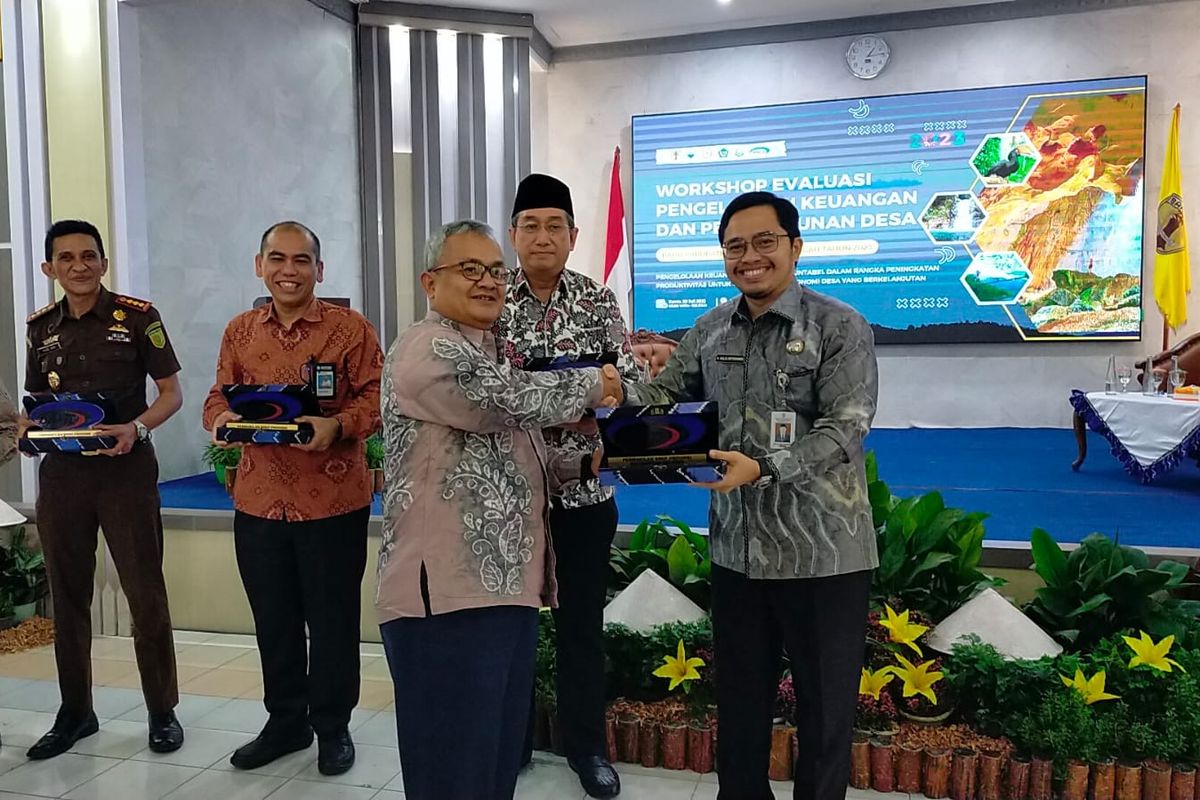 Bupati Hulu Sungai Tengah (HST) Aulia Oktafiandi menyerahkan cinderamata Bupati kepada Kepala Perwakilan BPKP Provinsi Kalsel Rudy M Harahap dalam acara Workshop Evaluasi Pengelolaan Keuangan dan Pembangunan Desa di Kabupaten HST Tahun 2023 di Pendopo Kabupaten HST, Kamis (20/7/2023).
