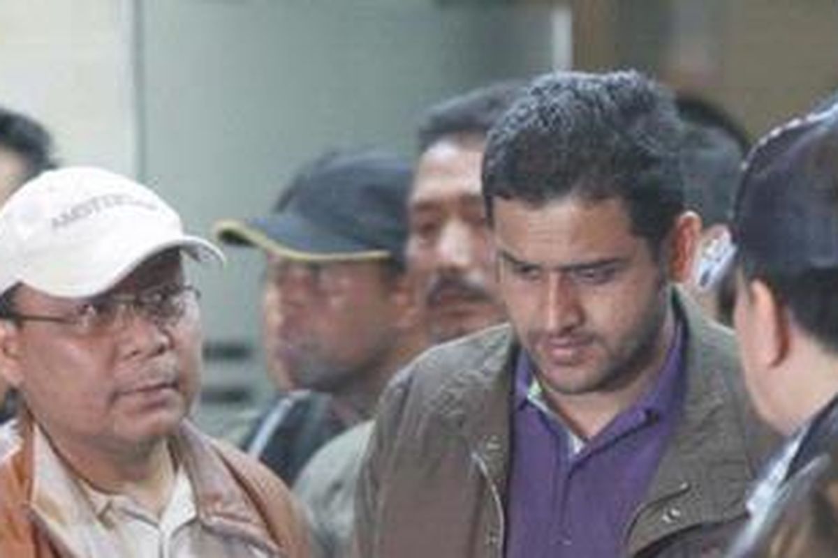 Mantan Bendahara Umum Partai Demokrat, Muhammad Nazaruddin tiba di Komisi Pemberantasan korupsi (KPK), Jakarta, Sabtu (13/8/2011). Tersangka kasus dugaan suap pembangunan wisa atlet Sea Games tersebut tiba di Jakarta sekitar pukul 19.30 WIB dan langsung dilakukan serah terima dari tim penjemput ke KPK. 