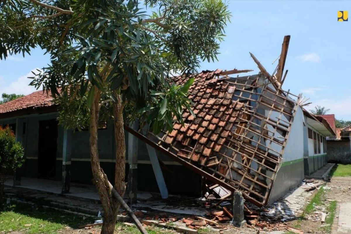 Kondisi sekolah rusak di sejumlah wilayah di Tanah Air.