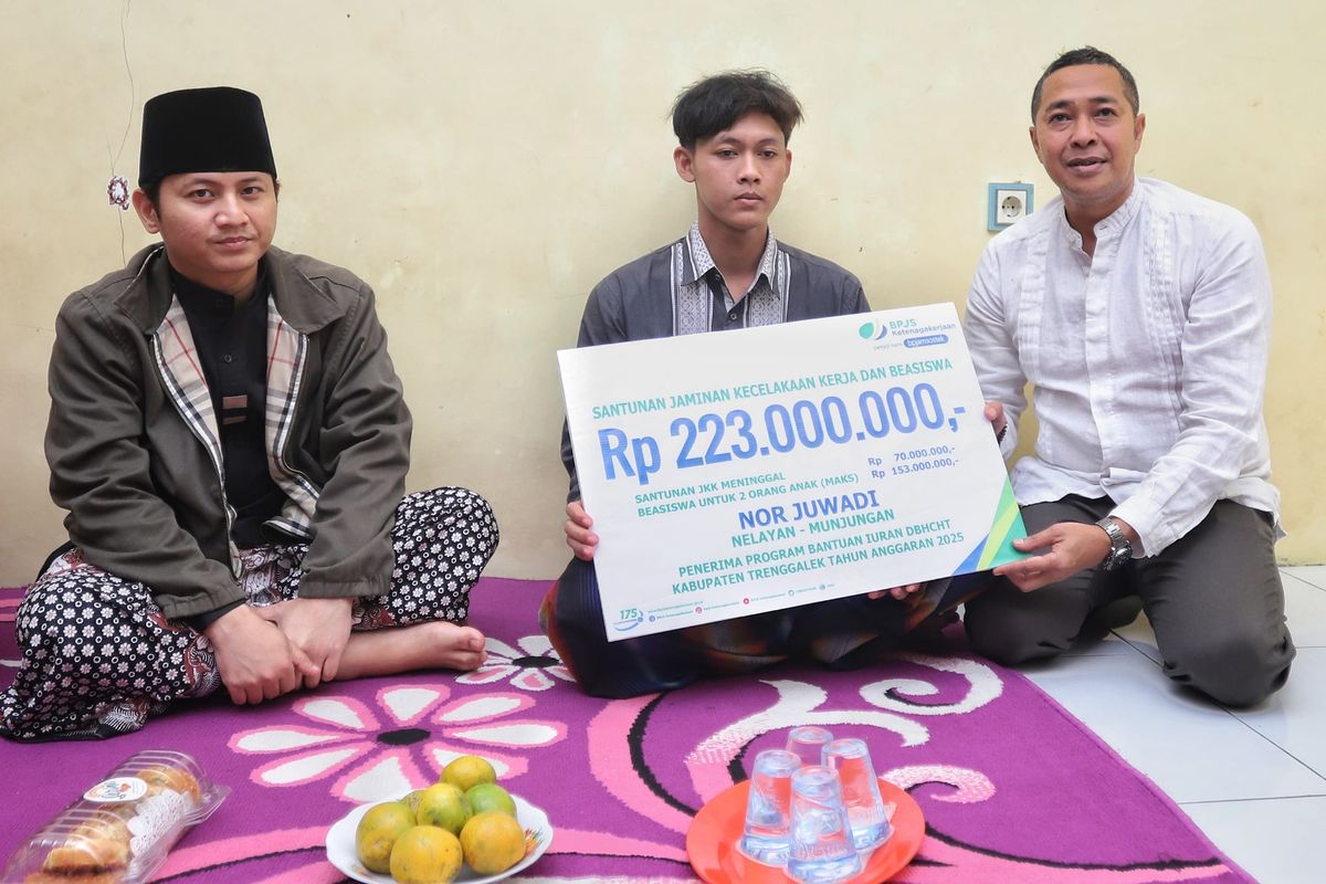 Bupati Trenggalek Mochamad Nur Arifin atau Mas Ipin didampingi Camat Munjungan Yusuf Widarto menyerahkan santunan jaminan kecelakaan kerja dan beasiswa bagi korban kecelakaan laut di wilayah Pantai Ngampiran, Kecamatan Munjungan pada 27 Agustus lalu. Bupati Trenggalek menyerahkan santunan itu pada Kamis malam (11/9/2025) di rumah duka keluarga korban.