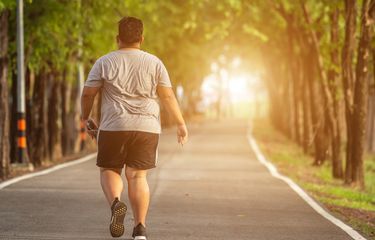 Ilustrasi jalan kaki untuk menurunkan berat badan.