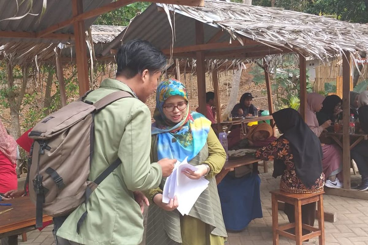 Tim Pengabdian bagi Masyarakat (PbM) Universitas Pembangunan Nasional ?Veteran? Yogyakarta (UPNVY) melakukan pendampingan terhadap produk UMKM di Desa Wisata Kaki Langit di Desa Mangunan, Bantul, Yogyakarta (25/08/2019).