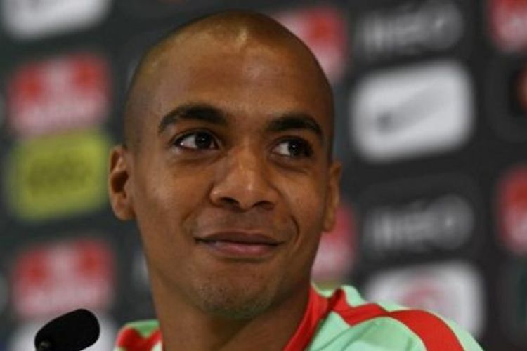 Gelandang Portugal, Joao Mario, berbicara dalam konferensi pers di tempat latihan di Marcoussis, pada Jumat (8/7/2016), jelang final Piala Eropa 2016 melawan Perancis.  
