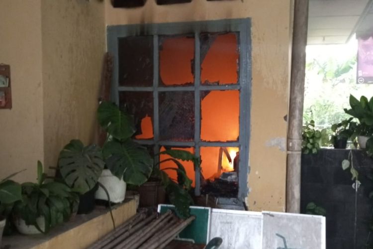 Kebakaran rumah yang terjadi di Jalan Diponegoro, Kecamatan Klojen, Kota Malang, Jawa Timur pada Rabu (2/10/2024). 