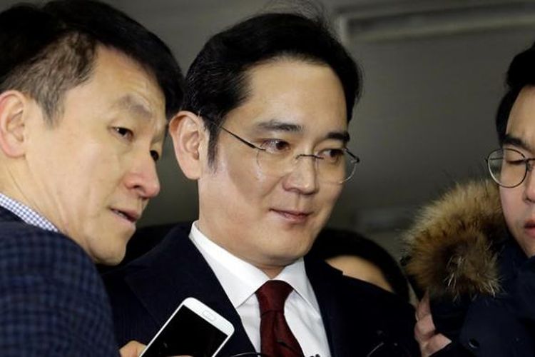 Lee Jae-yong (tengah), wakil direktur sekaligus putra pendiri Samsung Electronics.