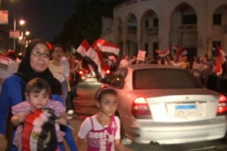 Rakyat Mesir menyambut dengan gembira seruan yang disampaikan militer terhadap Presiden Mursi