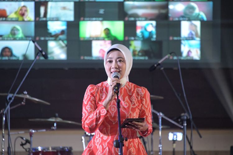 Bunda PAUD Jawa Barat Atalia Praratya Ridwan Kamil memberikan sambutan dalam di Grand Sunshine Hotel, Kabupaten Bandung, Minggu (25/6/2023)
