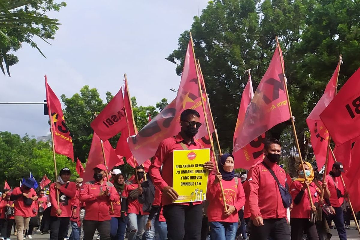 Massa buruh bergerak dari Balai Kota DKI Jakarta di Jalan Medan Merdeka Selatan ke Monumen Patung Kuda, di Jalan Medan Merdeka Utara, Jakarta Pusat, Senin (29/11/2021) sore. Buruh menuntut perbaikan upah. 