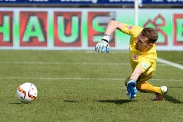 Penjaga gawang Eintracht Frankfurt, Lukas Hradecky, melakukan penyelamatan saat timnya menang 2-1 atas SV Darmstadt 98 pada lanjutan Bundesliga di Merck-Stadion am Böllenfalltor, 30 April 2016.