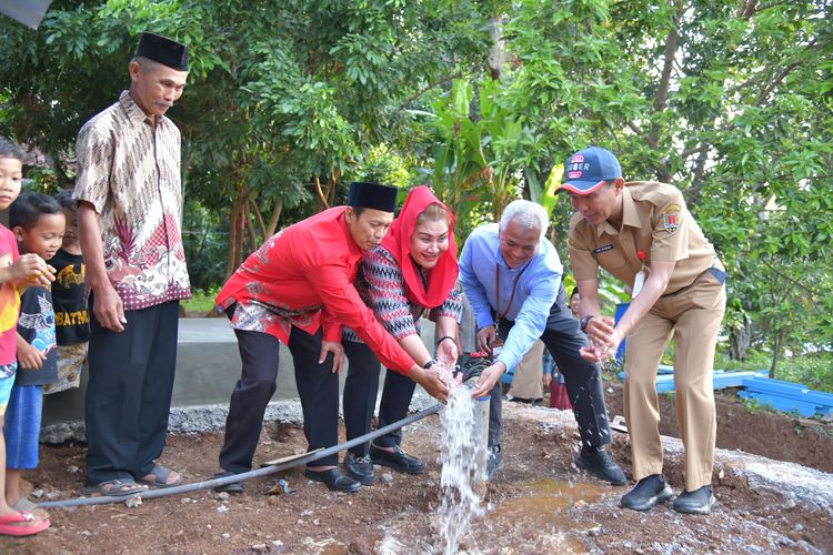 Pemkot Semarang menggandeng Bank Jateng membantu pembuatan sumur artetis untuk pengairan di kawasan penghasil durian, yakni Kecamatan Gunungpati.