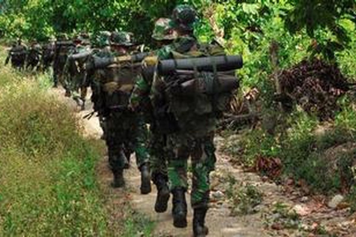 Aparat TNI Batalayon Infanteri 714 Sintuwu Maroso menyisir wilayah Dusun Uweralulu, Desa Tambarana, dan Dusun Tamanjeka, Desa Masani di Kecamatan Poso Pesisir, Kabupaten Poso, Sulawesi Tengah, Sabtu (20/10/2012).