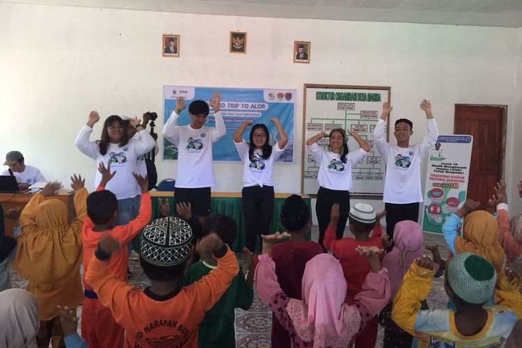 Epson Indonesia bersama Yayasan WWF Indonesia melakukan kunjungan ke PAUD Permata Bunda di Desa Marisa, Pulau Kangge, Alor, NTT