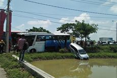 Bus Penumpang Tabrak Mobil Pribadi hingga Nyaris Tercebur ke Tambak
