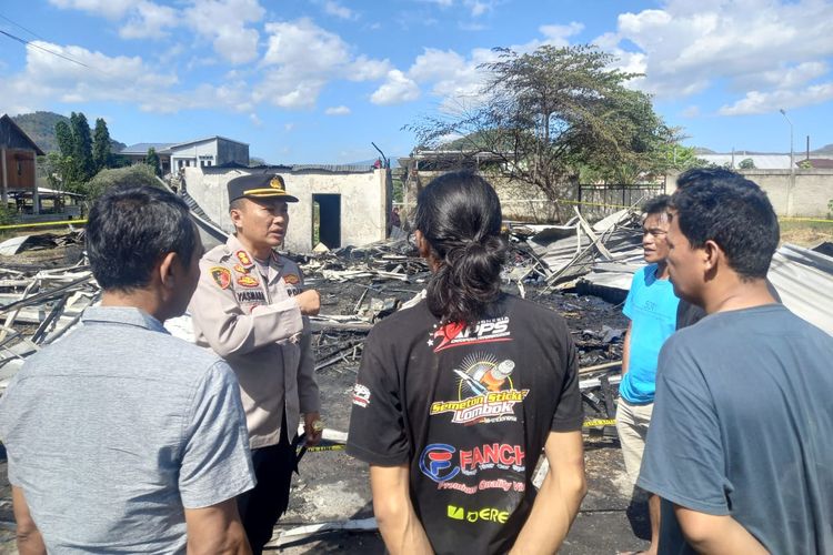 Kapolres Sumbawa Barat meninjau kebakaran tiga ruko di Sumbawa Barat