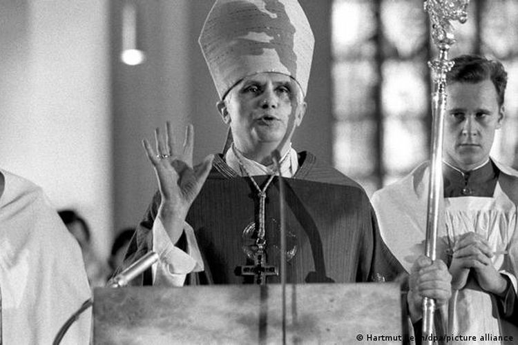 Kardinal Joseph Ratzinger ketika menjadi Uskup Agung di Munchen, Jerman, pada 1977.